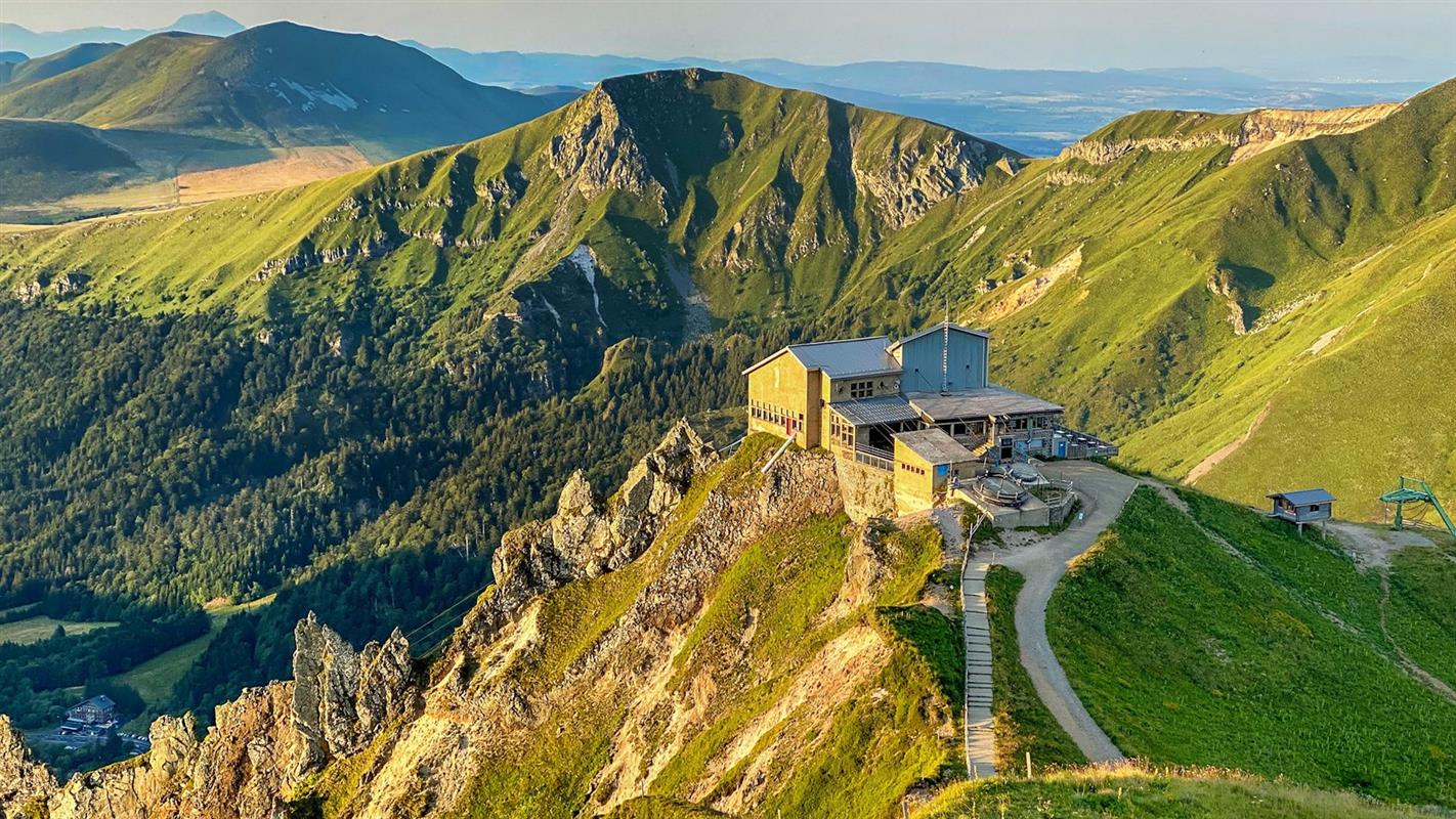 puy-de-sancy-vue-sur-le-puy-des-crebasses-le-roc-de-cuzeau-et-le