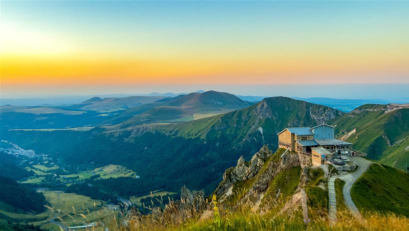 Puy de Sancy, coucher de Soleil au Puy de Sancy,et la Gare d'arrivée du