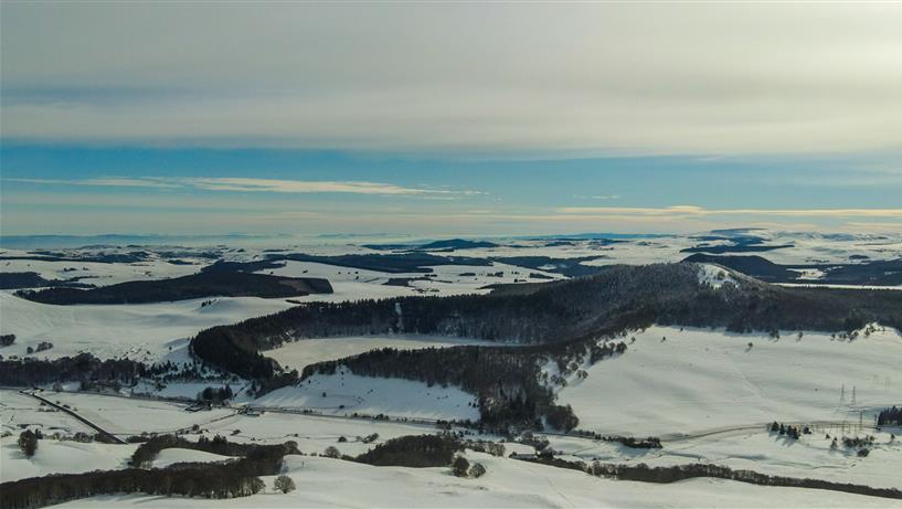 le Lac Pavin - Le Lac Pavin vue du ciel et le puy de Dome