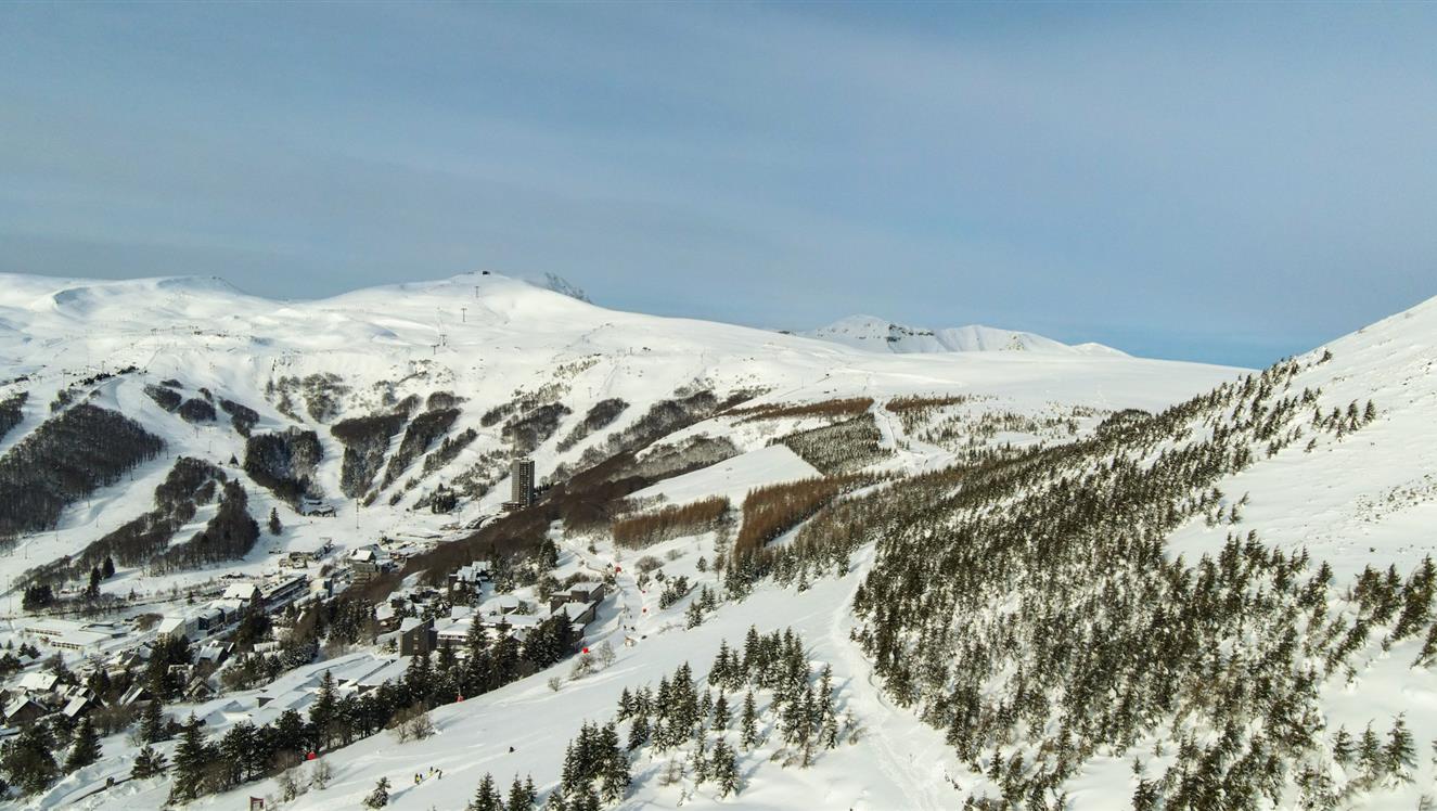 Super Besse vue du ciel, les pistes de ski de Super Besse sous la neige