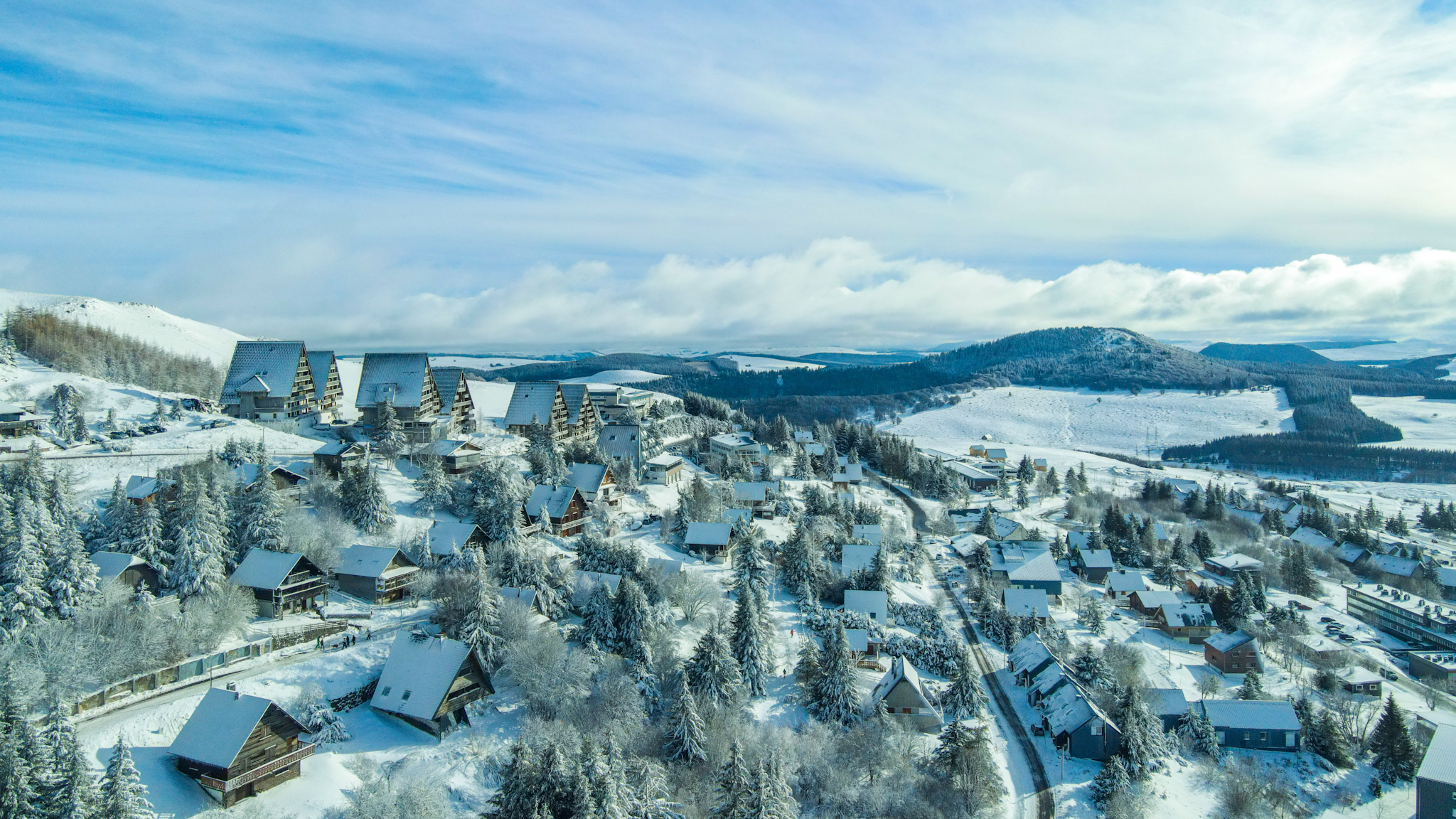 Super Besse vue du ciel, le village de Chalets et les résidences sous la neige