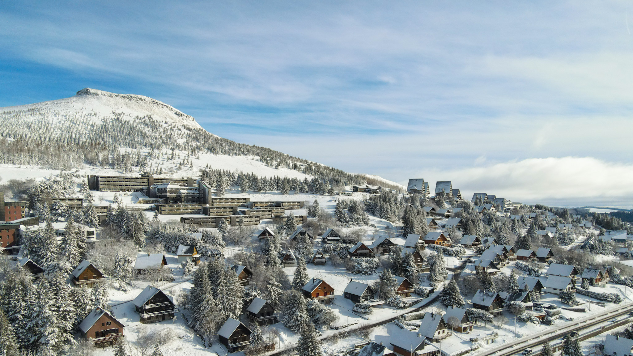 Super Besse vue du ciel sous la neige , les pentes du Puy du Chambourguet et le Village de Chalet enneigés
