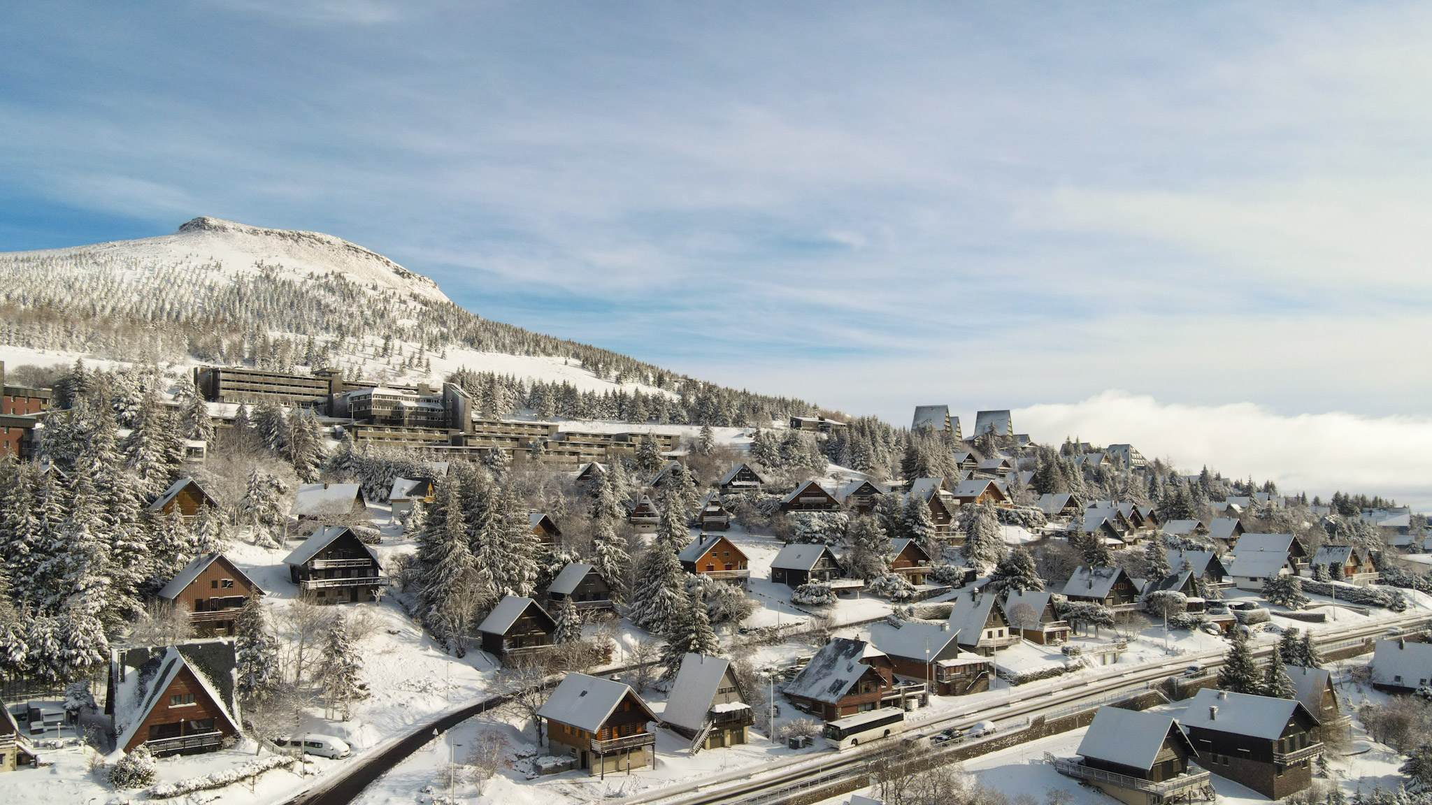Super Besse vue du ciel, le Village Vacances du VVF et le Puy du Chambourguet sous la neige