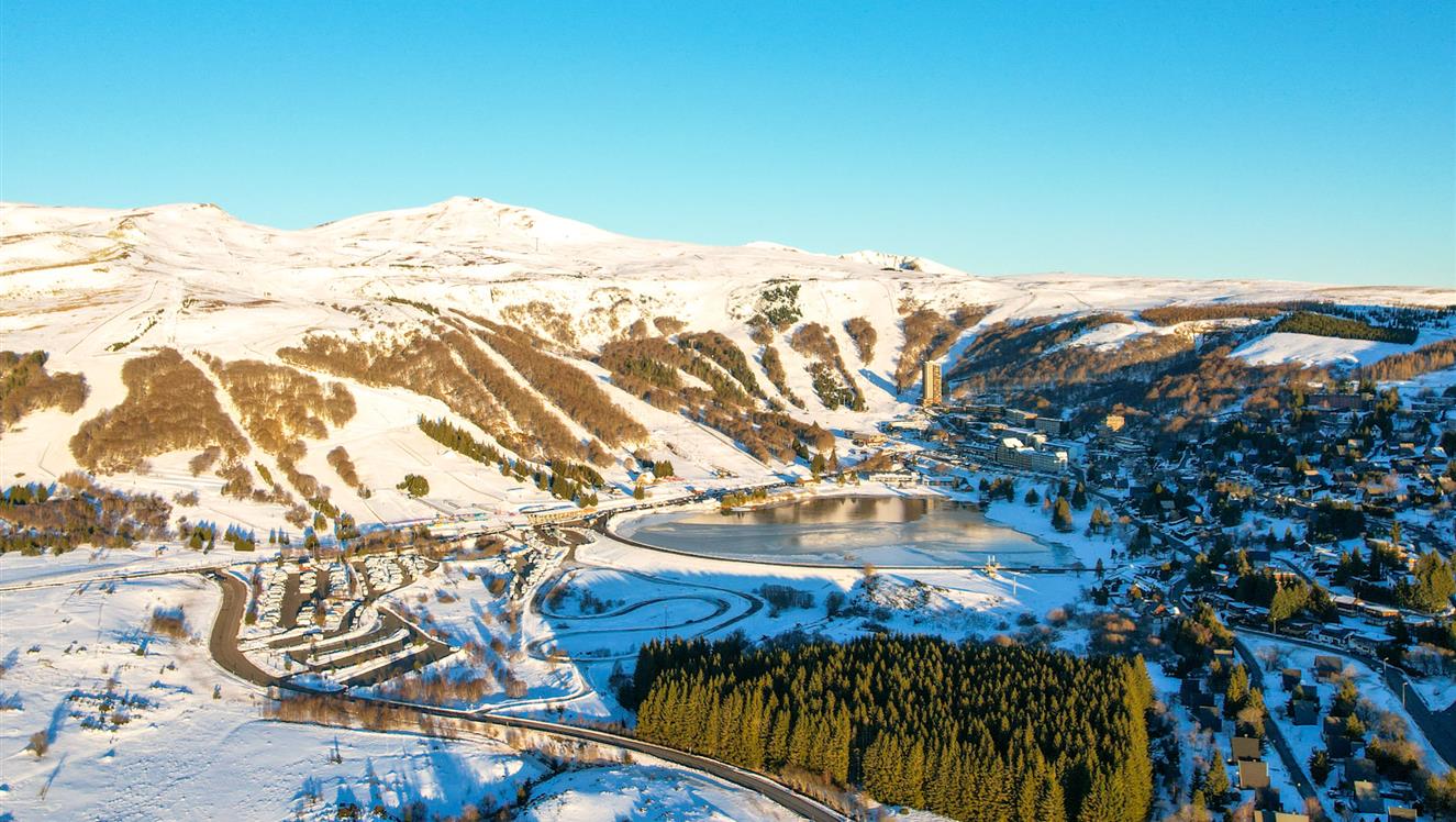 Station de ski de Super Besse, l'Aire de camping-car de Super Besse et le Lac des Hermines sous la neige