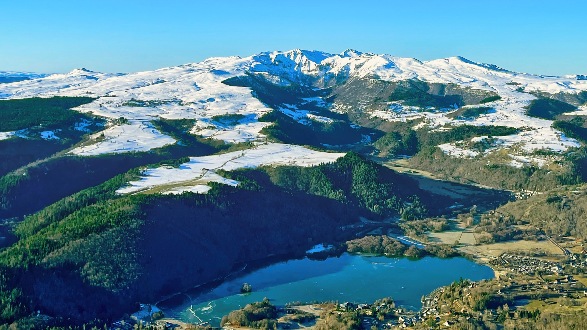 Découvrez le Puy Ferrand dominant le Vallee de Chaudefour, le Puy du Chambourguet a Super Besse et le Lac Chambon