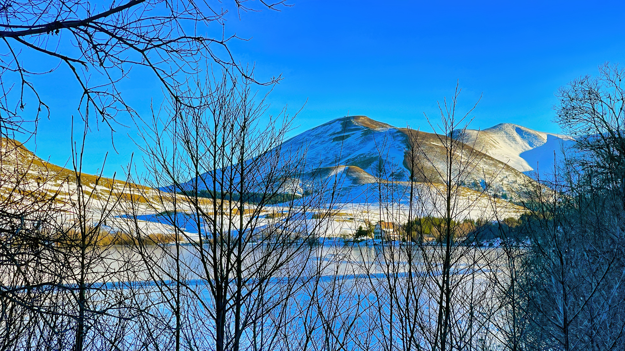 Le Lac de Guéry et la vue sur le Massif Adventif sous la neige