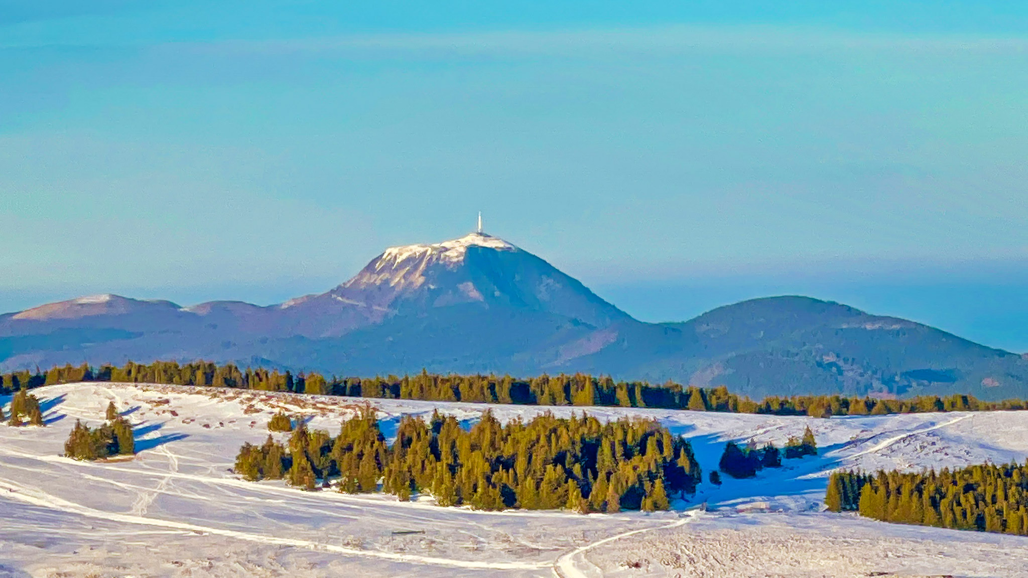 Les Monts Dore: Massif de l'Aiguiller, vue sur le Puy de Dôme