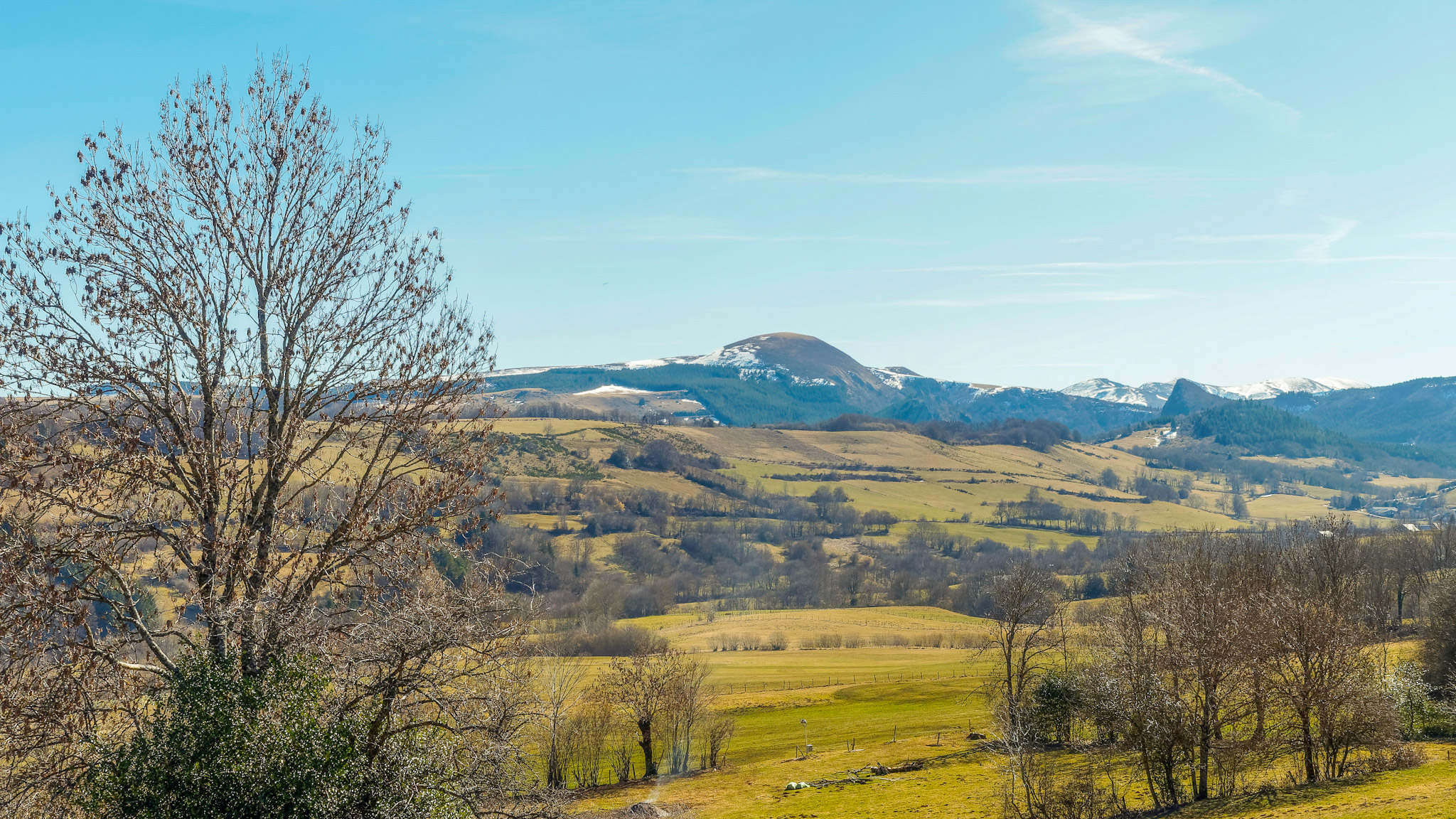 Les Monts Dore: Massif de l'Aiguiller, Puy de l'Ouire, les roches tuilière et Sanadoire depuis La vallée de la Plane au cœur des Monts Dore