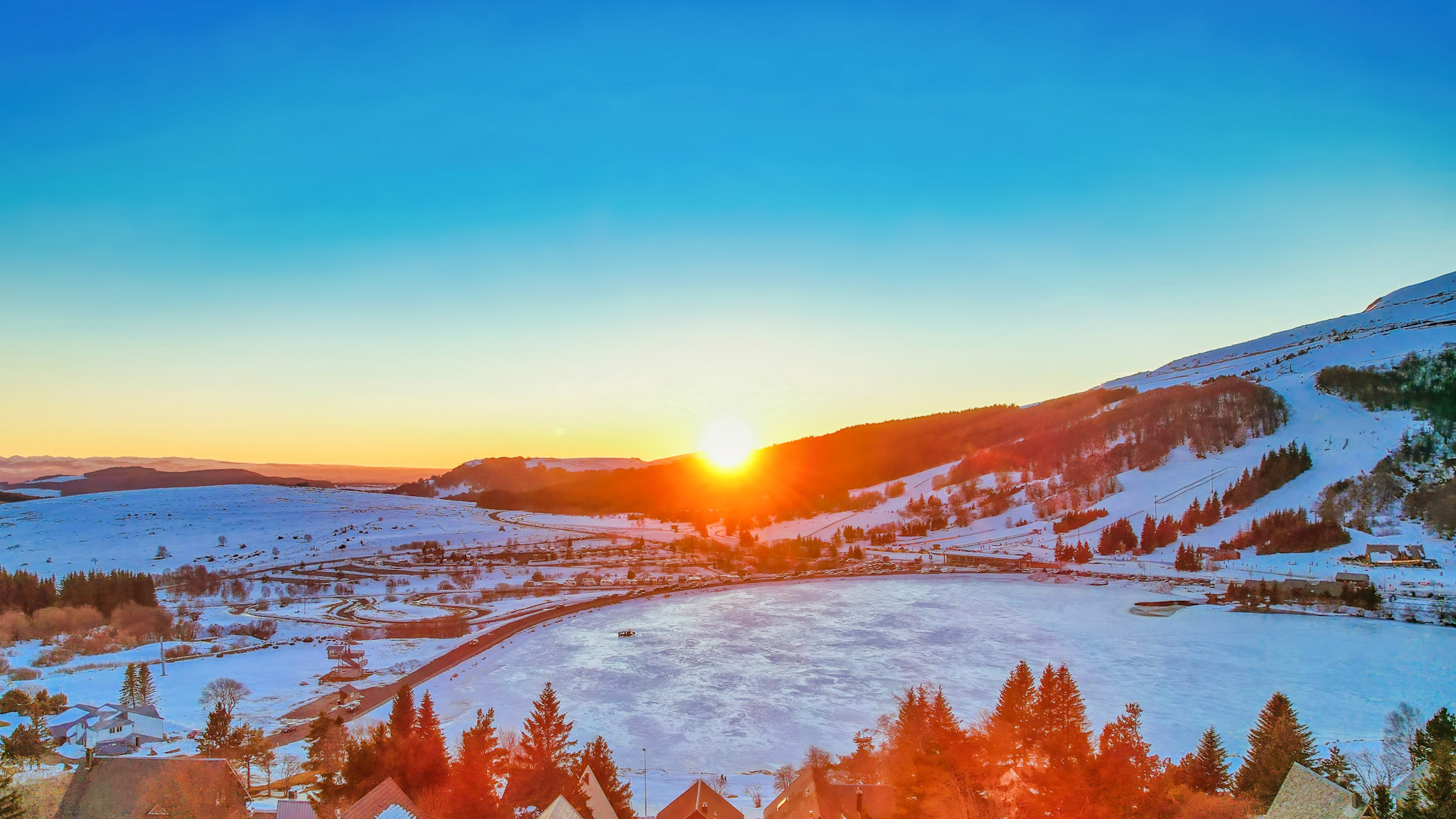 Coucher de soleil sur Super Besse et le Lac des Hermines gelé