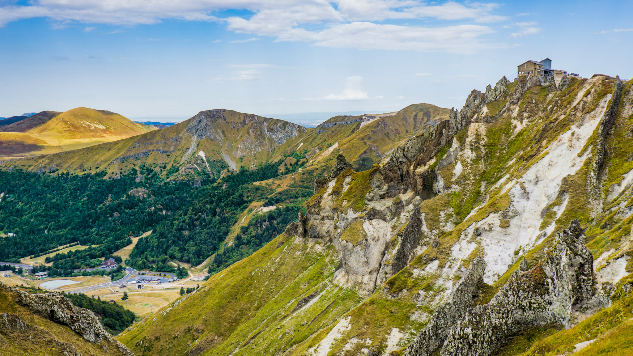 Le Val d'Enfer, la vallée du Val d'Enfer, vue le Roc de Cuzeau et le Puy de l'Angle