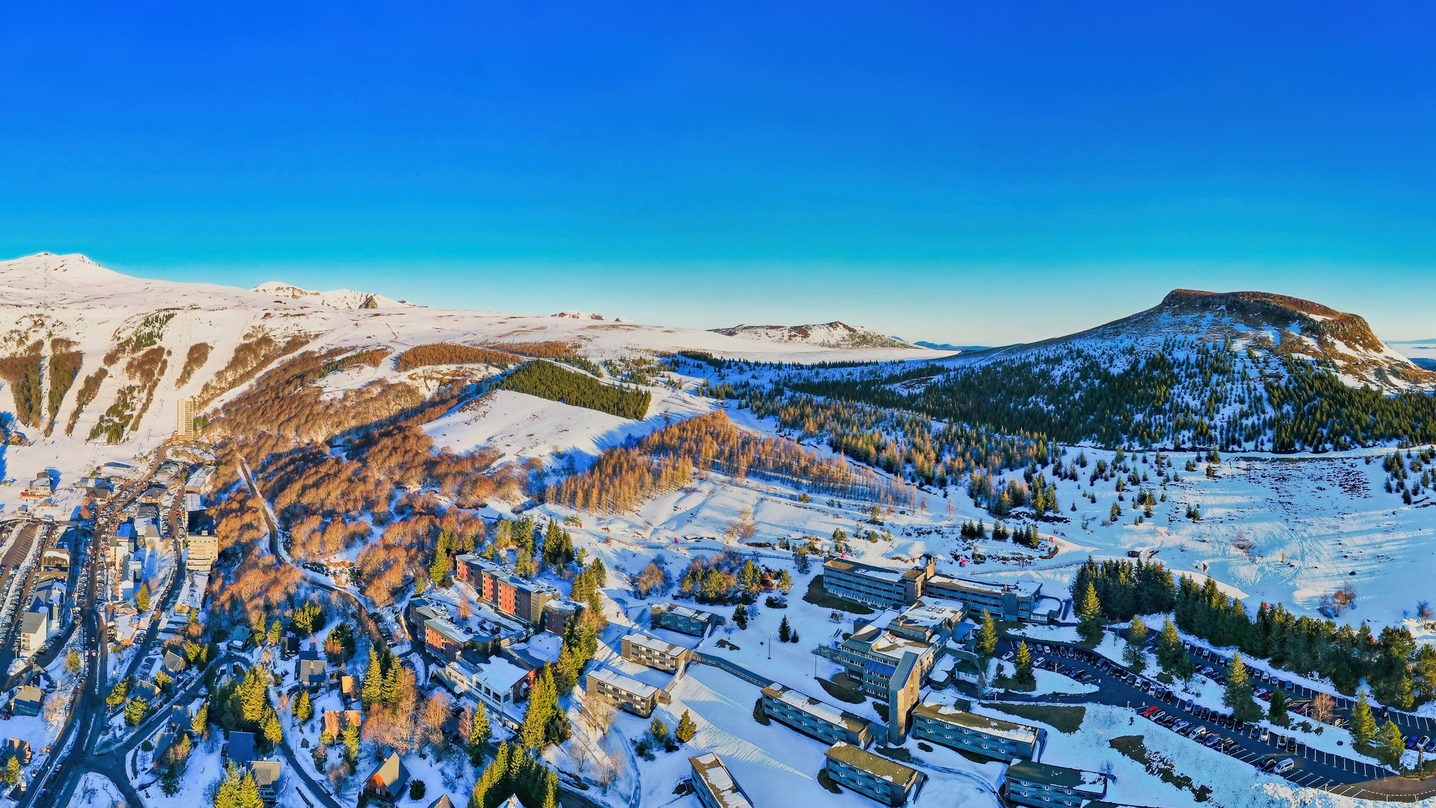 Puy de Chambourguet et la Station de ski de Besse