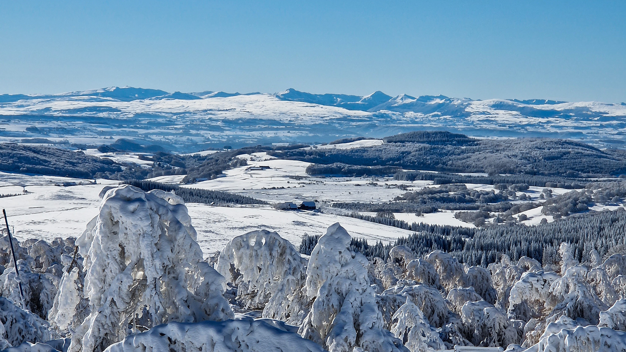 Sur les Hauteurs de Super Besse, belle vue sur les Monts du Cantal, le Puy Mary et le Plomb du Cantal