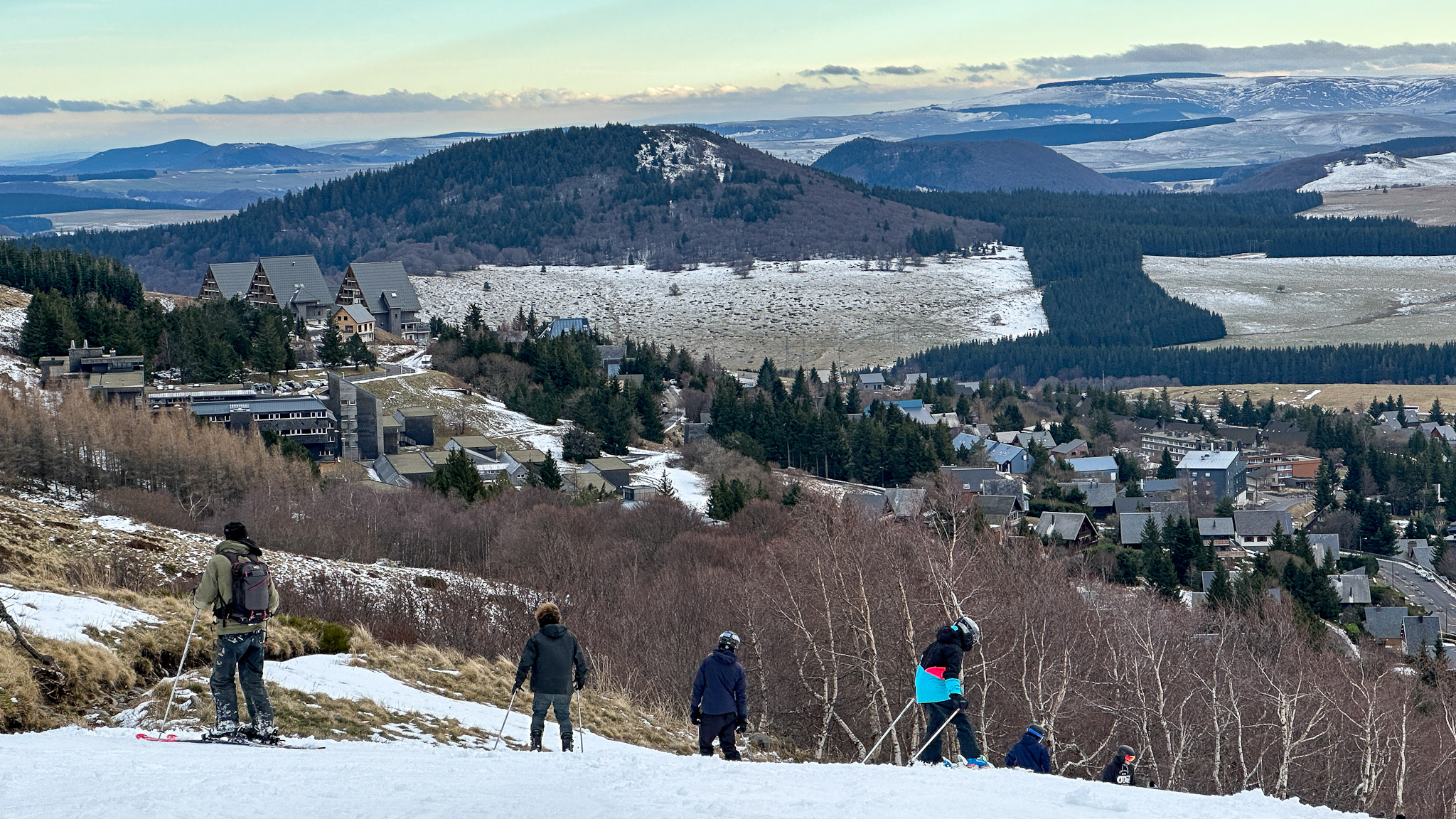Super Besse, Panorama sur le Puy de Montchal et les Monts du Cantal