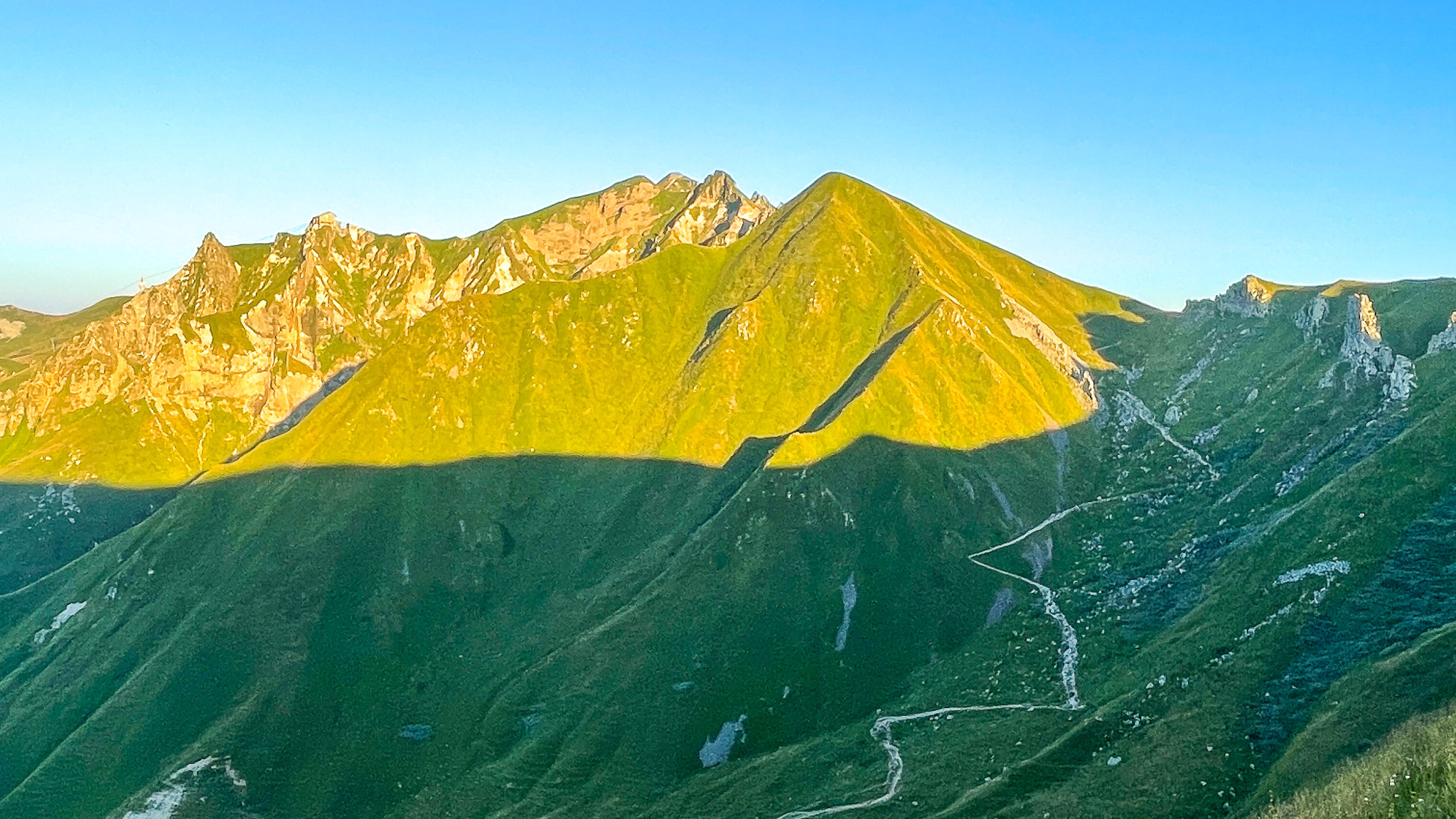 Le Val de Courre et la Montée vers le Col de Courre, vue sur le Puy Redon, le Puy de Sancy