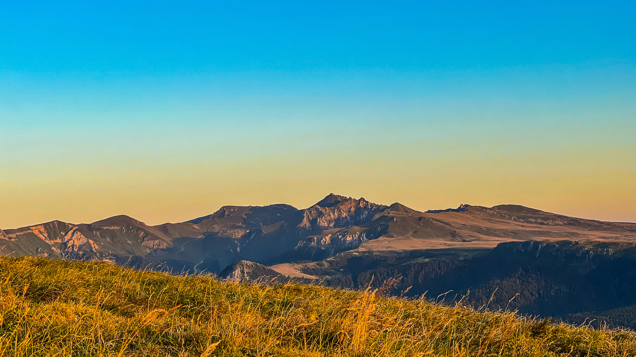 La Banne d'Ordanche, coucher de soleil sur le Massif du Sancy dans les Monts Dore