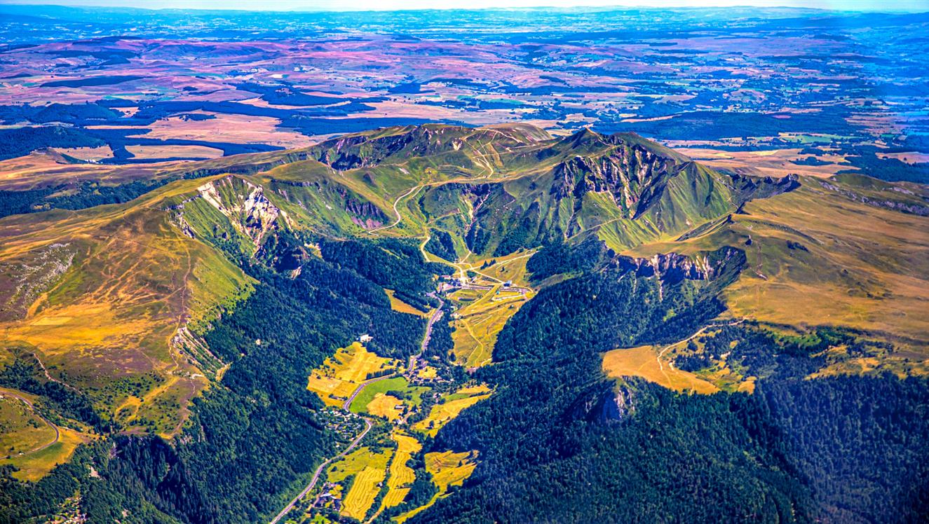Massif du Sancy, panorama sur l'ensemble du Massif du Sancy, le Puy de Sancy, le Puy Ferrand, le Val de Courre, le Val d'Enfer