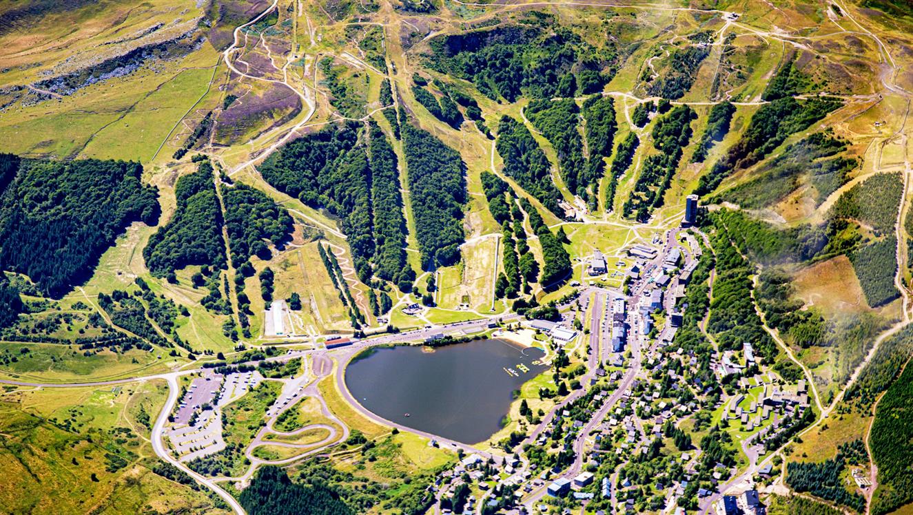 Vue aérienne de la station de Super Besse, le Lac des Hermines et le centre de la station