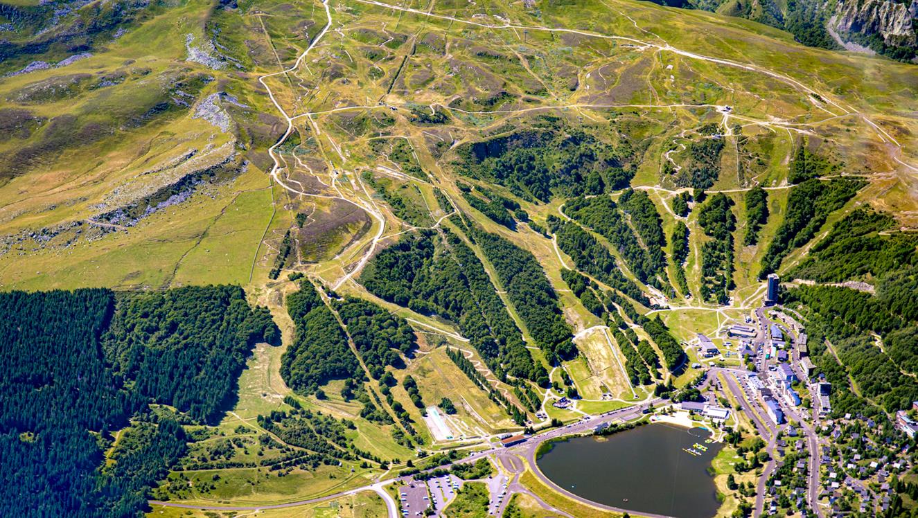 La station de Ski de Super Besse, le Lac des Hermines et les chemins de randonnée vers le Puy de Sancy