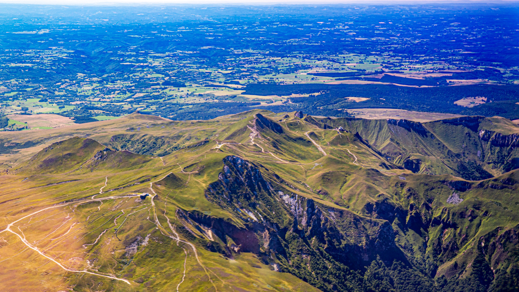 Le Puy Ferrand, la Vallée de Chaudefour , le Puy de Sancy et le Puy de Cliergue