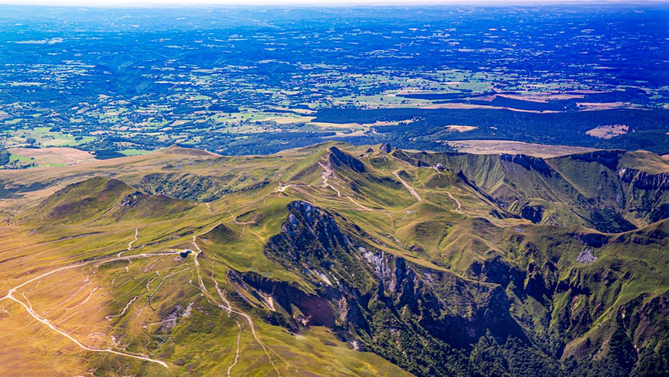 Le Puy Ferrand, la Vallée de Chaudefour , le Puy de Sancy et le Puy de Cliergue