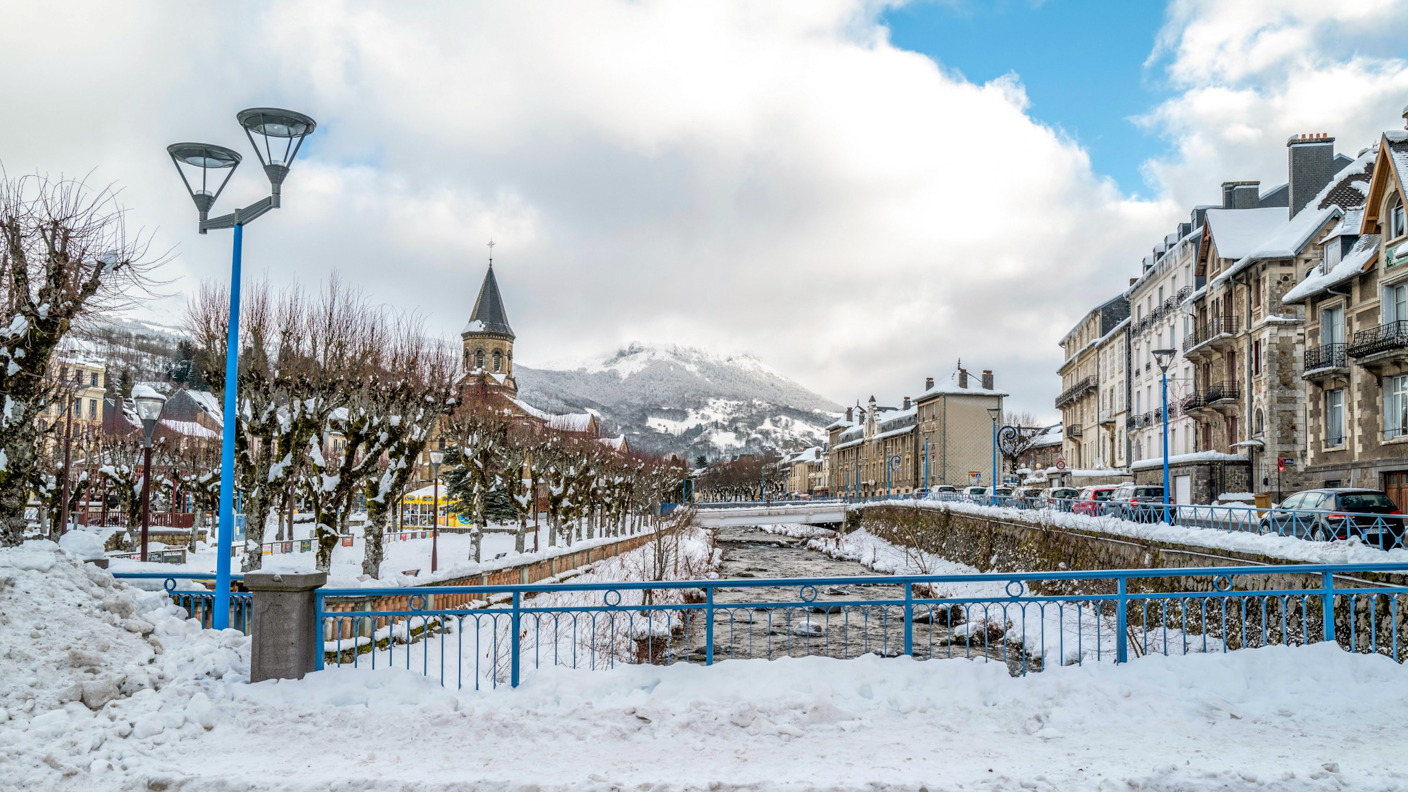 La Bourboule sous la neige dominée par le Puy Gros enneigée