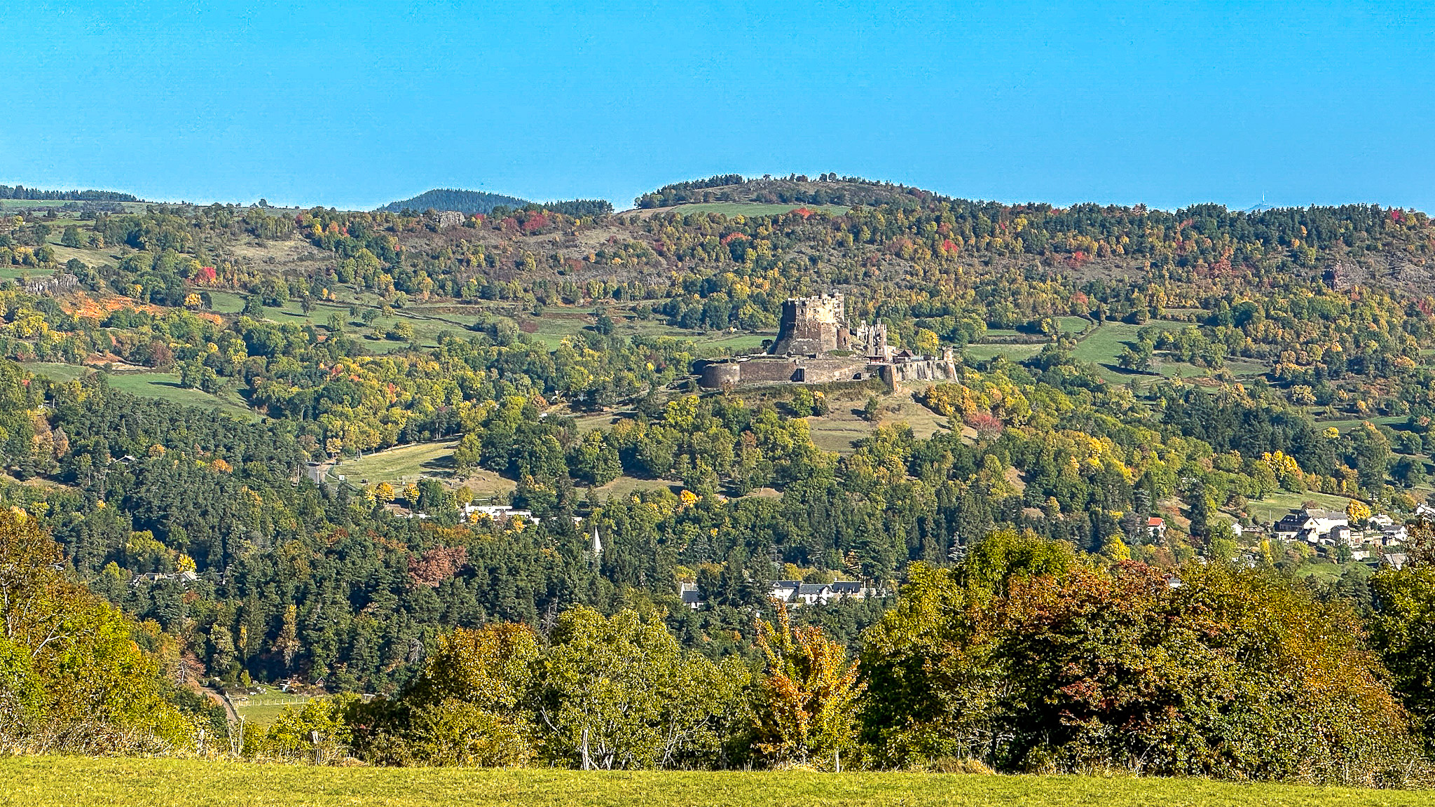 Belle vue sur le Château de Murol en octobre