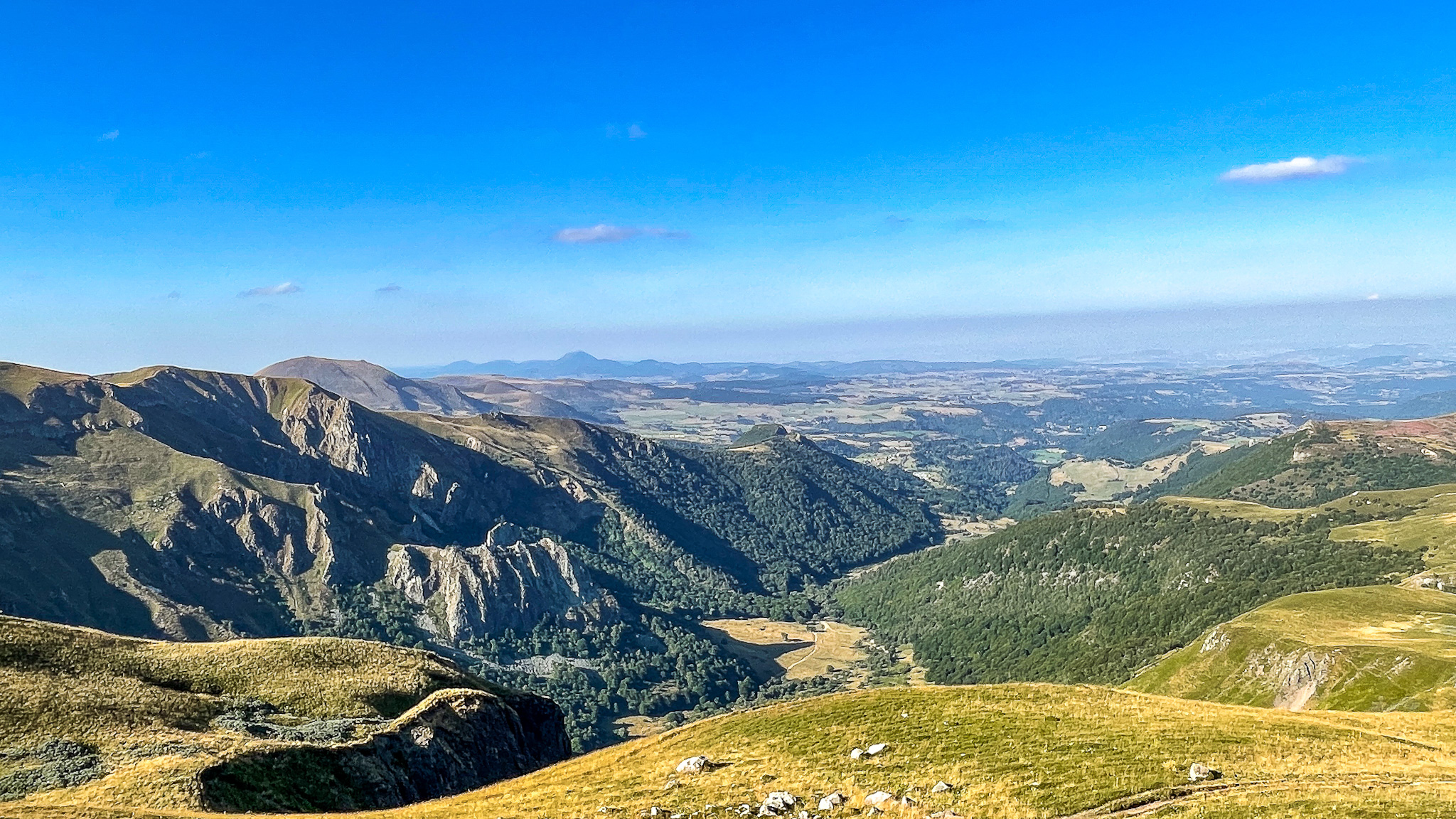 La Vallée de Chaudefour en été, vue sur le Puy de Cacadogne et le Puy des Crebasses
