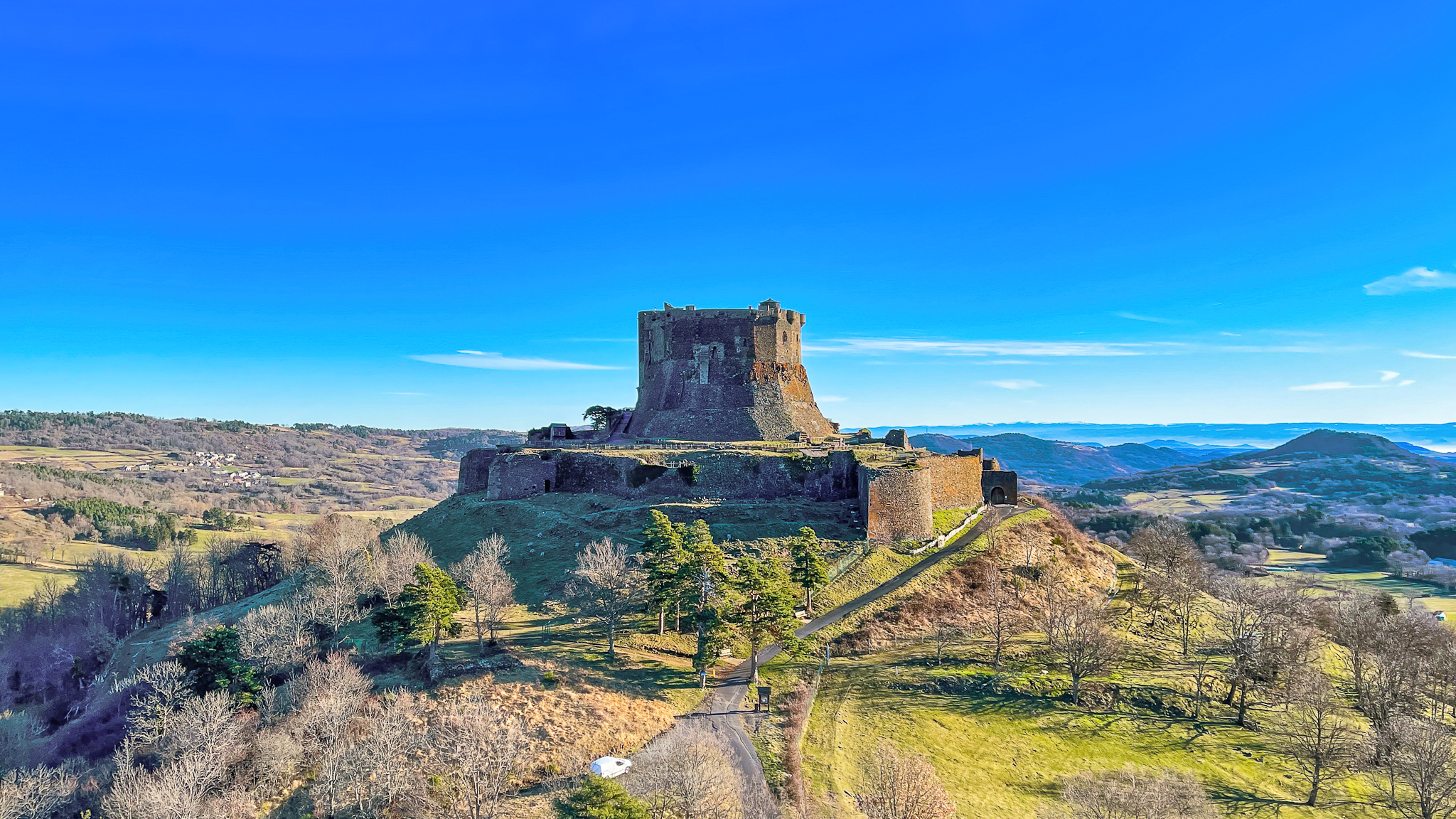 Magnifique château de Murol après le Lever de Soleil