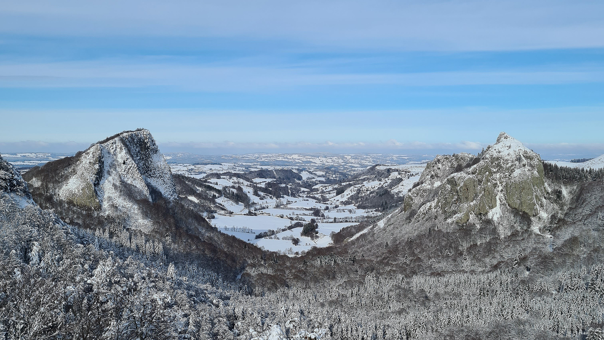 Roches Tuiliere et Sanadoire sous la neige proche du Mont Dore