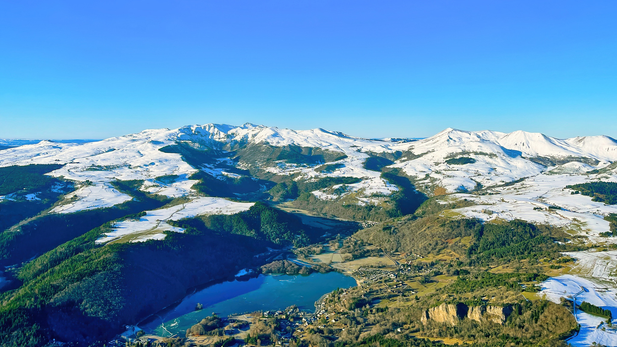 Les Sommets du Massif des Monts Dore, la Vallée de Chaudefour et le Lac Chambon