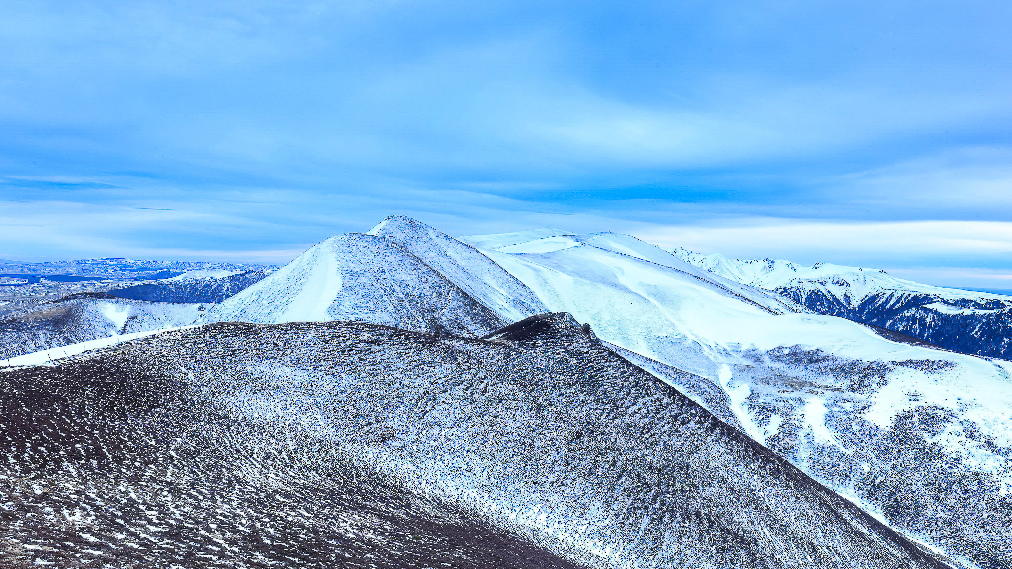 Massif des Monts Dore, le Massif Adventif enneigé en mars