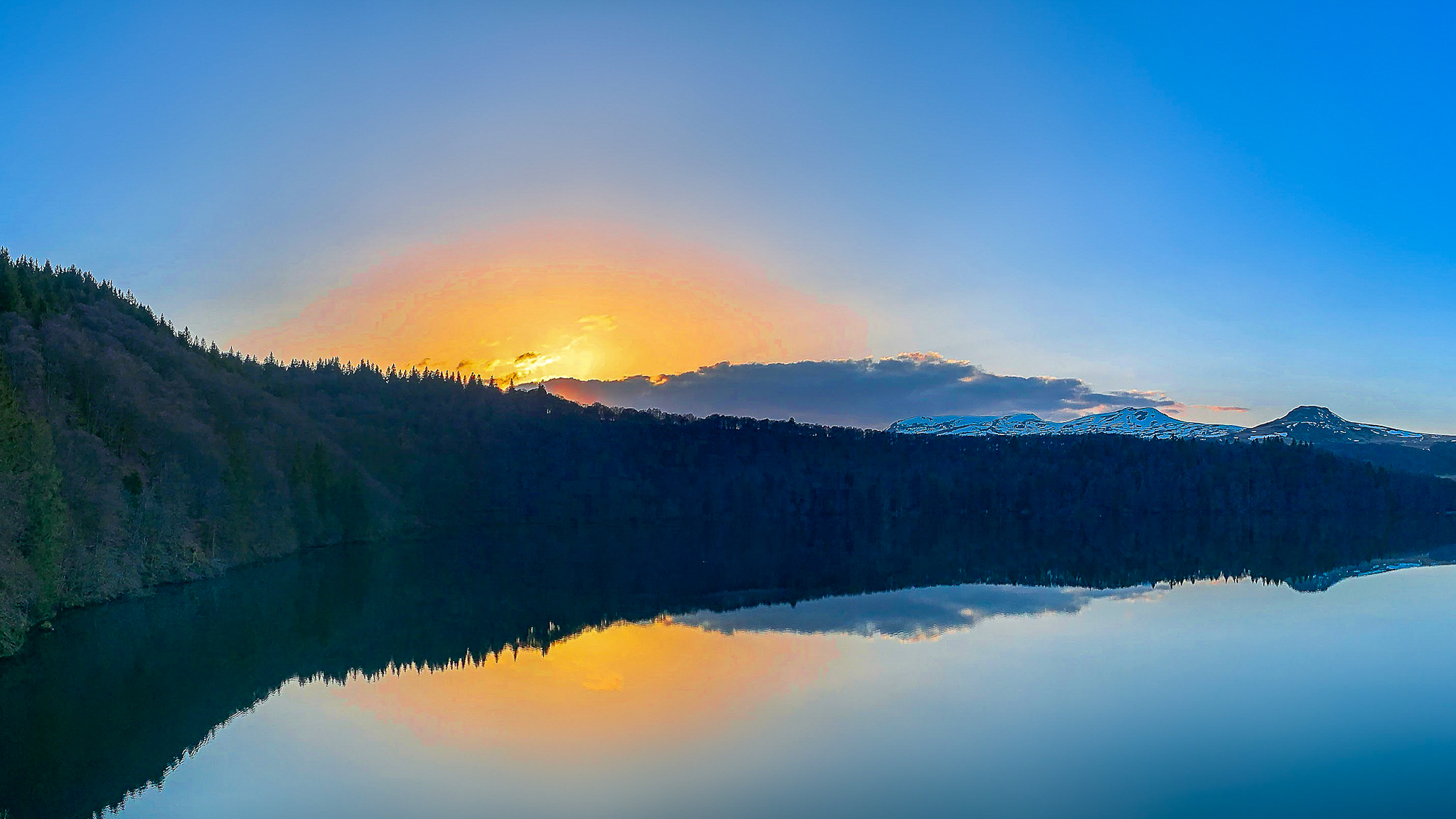 Massif du Sancy, Le Lac Pavin paisible au coucher du soleil