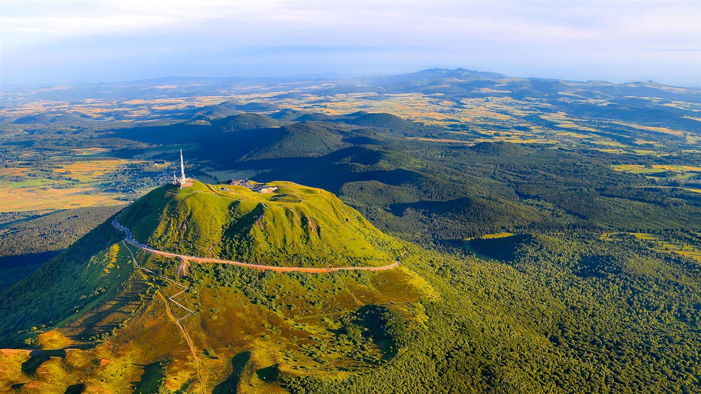 Le Sommet du Puy de Dôme Bien plus qu'un simple lieu à visiter en
