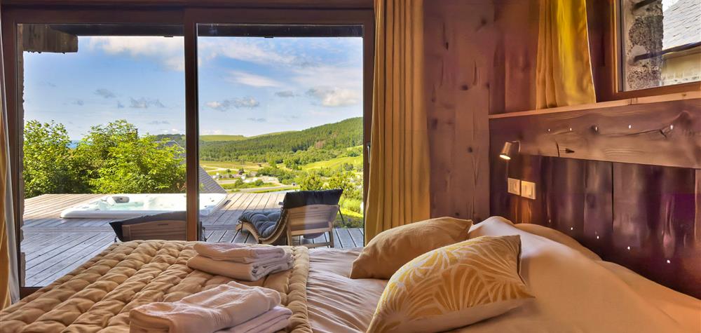 Chalet l'Anorak Super Besse, chambre double la Cascade, terrasse et spa