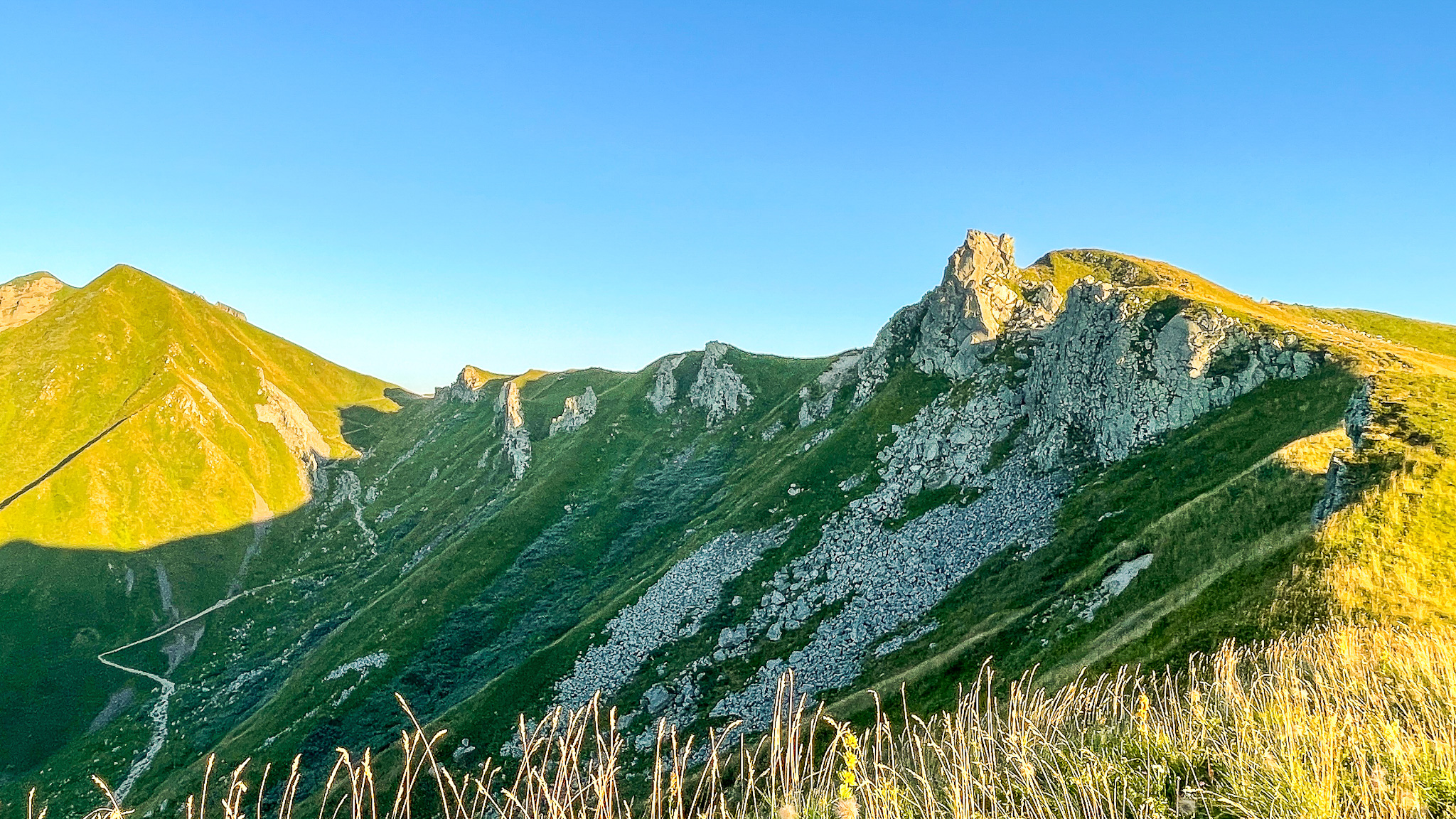 Le Val de Courre, les Crêtes du Sancy de la Tour Carrée au Puy Redon