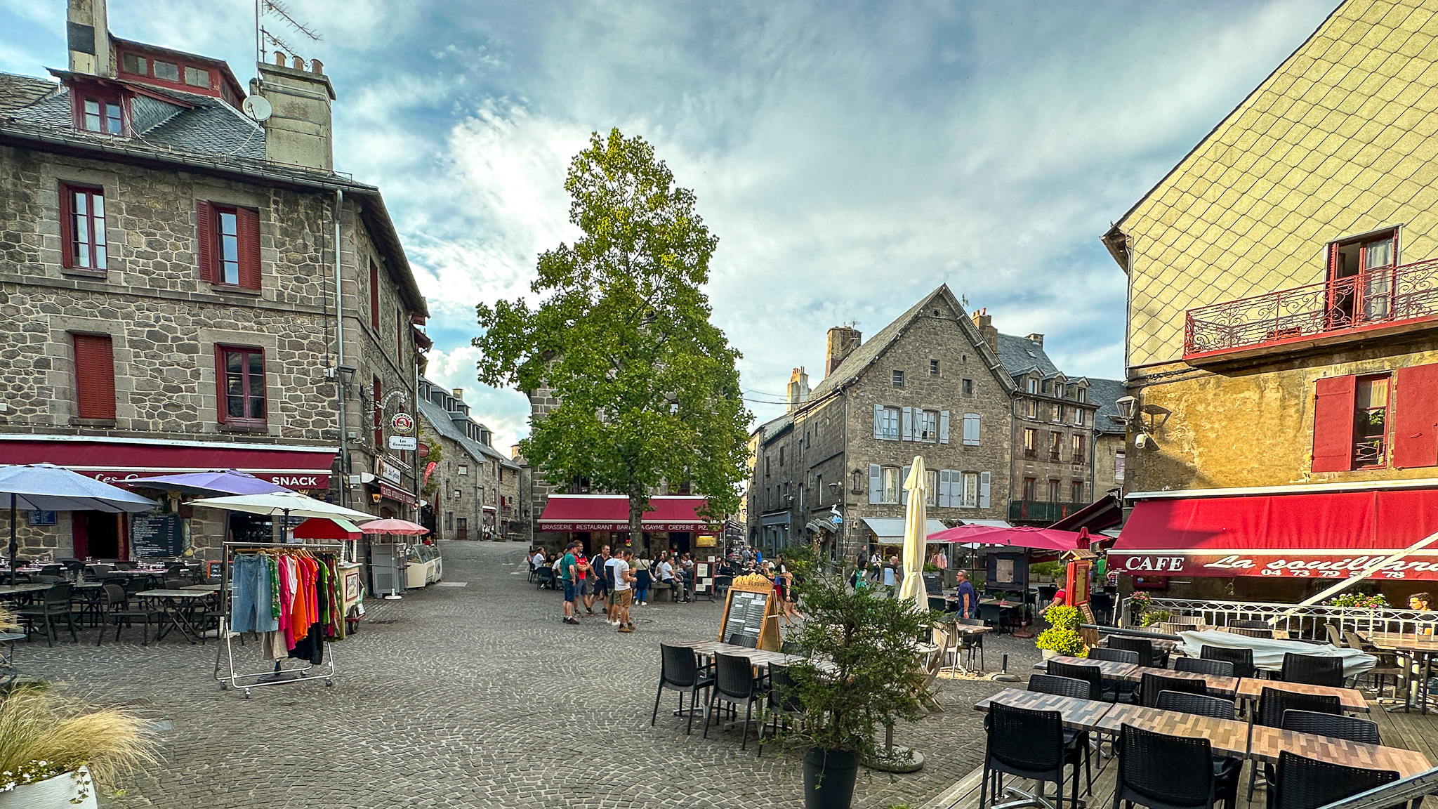 Besse et Saint Anastaise, le centre ville de la cité médievale en Auvergne