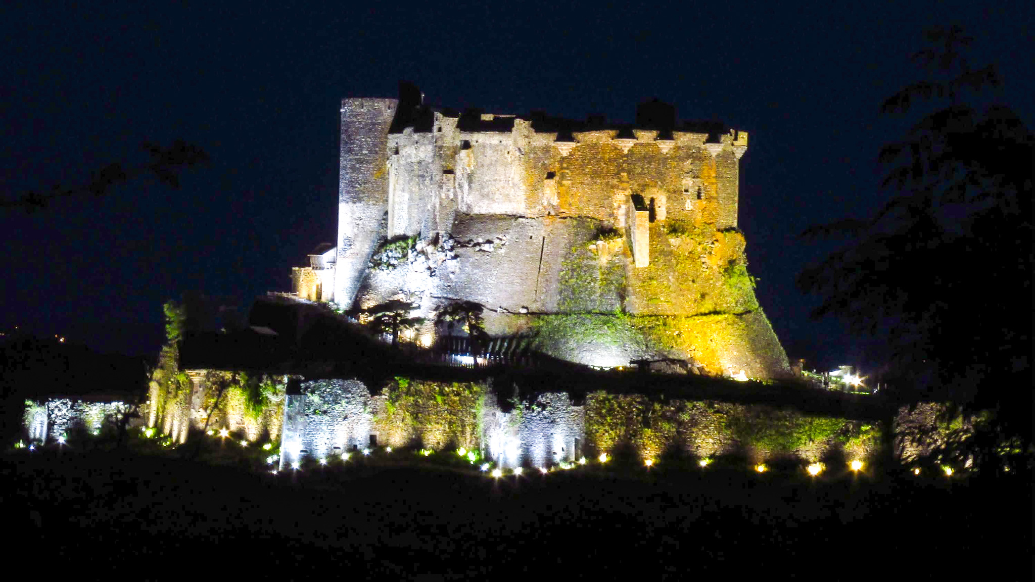 Le Chateau de Murol illuminé la nuit