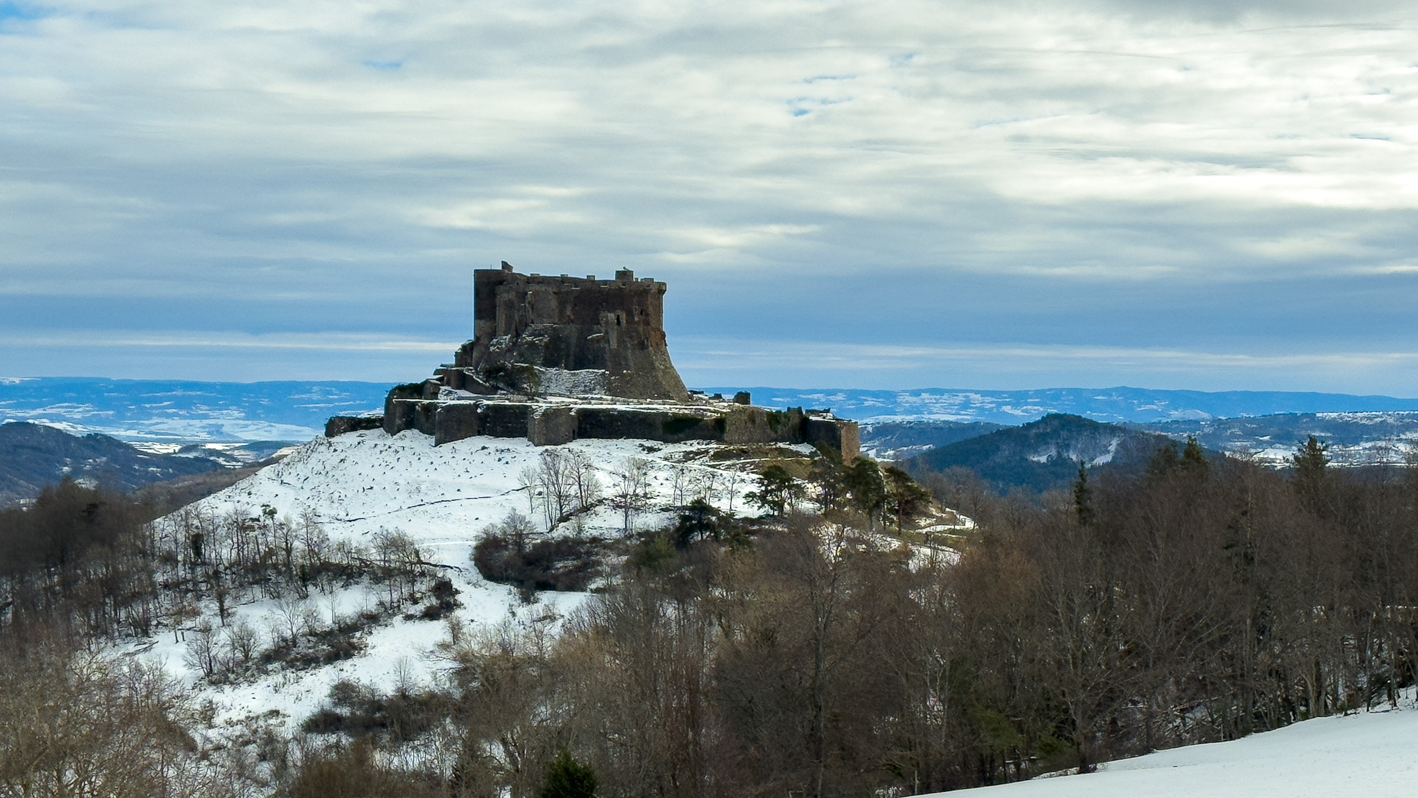 Le Château de Murol, forteresse médiévale en Auvergne