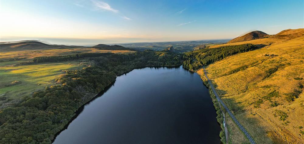 Lac de Guery et les Roches Tuiliere et Sanadoire